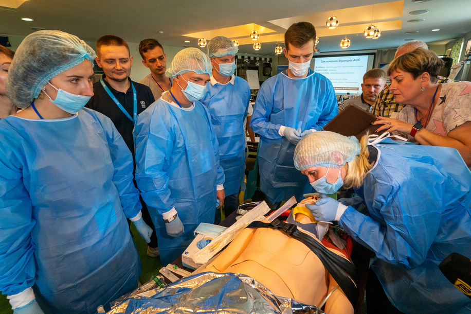 Over 30 general and trauma surgeons, anesthesiologists, and emergency health care professionals learned and practiced new skills in the management of patients with trauma at the Advanced Trauma Care Training (ATCT) held in Mariupol, Donetsk region on 24-26 June 2019. 

Building trauma care capacities among the health care specialists in eastern Ukraine is one of the priorities for the WHO Health Emergencies Programme in Ukraine. From 2018–2019, more than 150 trauma care specialists, surgeons, emergency doctors and anesthesiologists working in the conflict affected areas on both sides of the contact line in eastern Ukraine completed the Advanced Trauma Care Training.