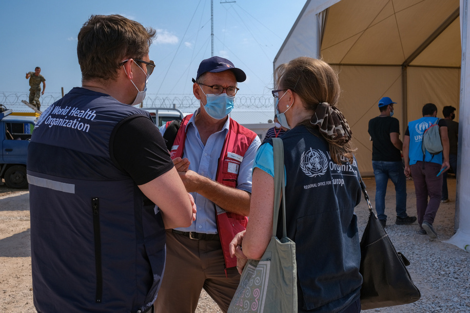 In a catastrophic fire that broke out on 8 September 2020, the Moria reception and identification centre for asylum seekers and refugees on Lesvos, Greece, was burned to the ground. As part of its extensive coordination efforts, WHO briefed a representative from the Swiss Agency for Development and Cooperation.

As part of its extensive coordination efforts, WHO briefed a representative from the Swiss Agency for Development and Cooperation.

Dans le cadre de ses vastes efforts de coordination, l’OMS a informé un représentant de la Direction suisse du développement et de la coopération.

Im Rahmen ihrer umfassenden Koordinierungsbemühungen unterrichteten Mitarbeiter der WHO einen Vertreter der Schweizer Direktion für Entwicklung und Zusammenarbeit.

В рамках своей обширной координационной работы ВОЗ проинструктировала представителя Швейцарского агентства развития и сотрудничества.