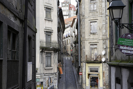 A nearly deserted back street in Porto.