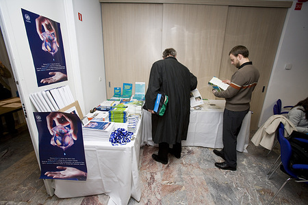 People looking at an information display with posters and publications at a policy briefing on protecting health from climate change organized for World Health Day 2008.