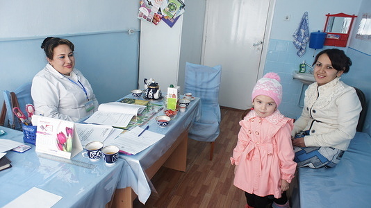 Health care worker, mother and child testing a manual and tools developed by the WHO Regional Office for Europe for assessing and improving children’s rights in primary health care. 12 facilities were visited from 16-21 February 2015.