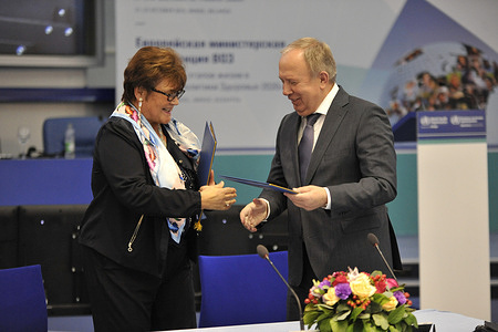 Zsuzsanna Jakab and Vasily Zharko, Minister of Health, Belarus signing the Minsk declaraion.