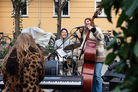 Musiktilkbh has arranged concerts everyday until the lockdown ends in private apartment courtyards. This initiative is to support both musicians and artists during the pandemic that has suffered losses due to the lockdown. They have not been able to play concert for over a year and Muiktilkbh give them a chance to do so.