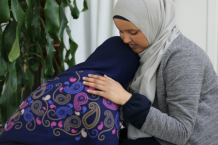 Support for migrant women giving birth far from home.

The increased risk of adverse pregnancy outcomes among migrant women has been well evidenced in research and reviews. Swedish midwives have taken action in response to evidence, and also to the need to improve experiences of care during pregnancy and birth among migrant women. In both Malmö and Halmstad, midwives have trained bilingual community-based doulas to support migrant women during pregnancy and childbirth.

Two key findings have been identified among migrant women – difficulties communicating and a lack of understanding of the health-care system in the host country. Bilingual doulas help lift both of these barriers.