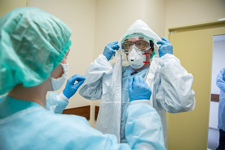 Member of a WHO mission dressing in personal protection equipment before entering the COVID-19 ward in Minsk City Hospital #4 in Belarus. 

WHO experts travelled to Belarus the week of 6 April 2020 to support the ministry in preparing the country for COVID-19 response.

They visited healthcare facilities, public health centres, laboratories, and emergency centres at the national, regional, and city levels to understand the transmission patterns of the virus and recommend actions to control the outbreak.