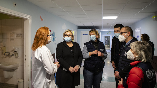 The largest hospital in Polish border town Przemysl tackled SARS‑CoV‑2 for two years. Then came the Ukraine emergency with refugees arriving daily, adding new health challenges. WHO Regional Director for Europe, Dr Hans Kluge thanked hospital administrators, health workers for their incredible work and resilience.