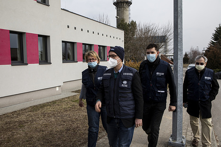 The largest hospital in the Polish border town of Przemysl tackled SARS‑CoV‑2 for two years. Then came the Ukraine emergency with refugees arriving daily, adding new health challenges. WHO Regional Director for Europe, Dr Hans Kluge thanked hospital administrators, health workers for their incredible work and resilience.